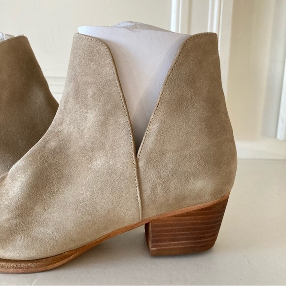 NWOT Free People Charm Double V Beige Suede Ankle Boots Sz 39 - Picture 3 of 7